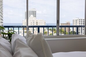 WiFi, bed sheets - Coastal Retreat with Ocean Views | Walk to Beach & Dining | Parking (Surfers Paradise)