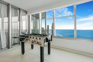 Games room - Sub-Penthouse Sky Home - Ocean & Skyline Views - Sleeps 12 (Surfers Paradise)