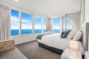 Iron/ironing board, WiFi, bed sheets - Sub-Penthouse Sky Home - Ocean & Skyline Views - Sleeps 12 (Surfers Paradise)