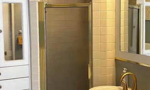 A bathroom with a shower, a toilet, and a sink. - Penthouse level Waikiki Gold Coast- Spectacular Ocean View (Honolulu)