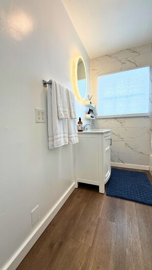 Sèche-cheveux, bidet, serviettes fournies, savon