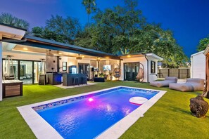 A modern outdoor pool area with a bar and seating. - Beautiful 2BR/2BA Oasis with Pool, Gym & Private Parking (Miami)