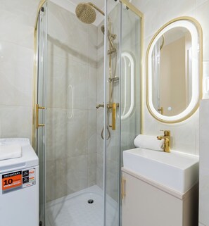 Shower, hair dryer, towels - Osiedle Przyjaźni Homely Apartment (Poznań)