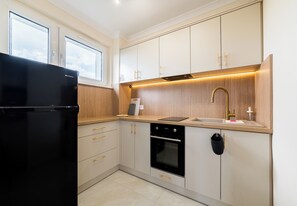 Fridge, oven, stovetop - Osiedle Przyjaźni Homely Apartment (Poznań)