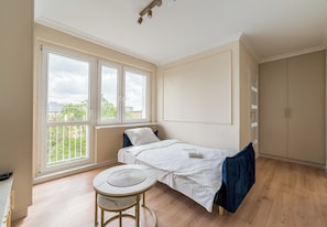 Een strijkplank/strijkijzer, wifi, beddengoed