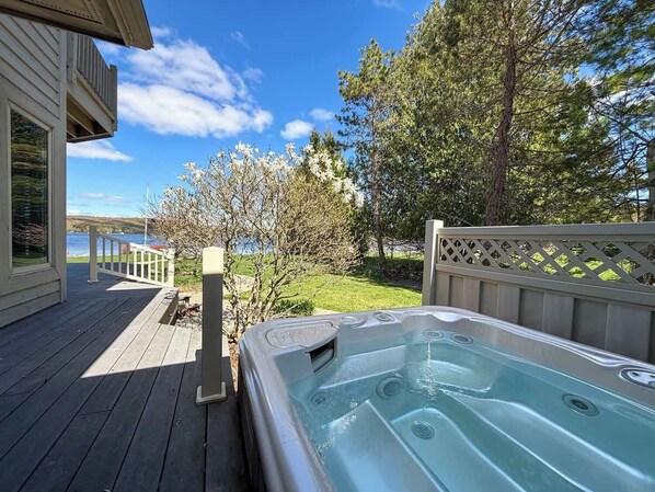Outdoor spa tub - The Loon at Intermediate | Hot Tub | Waterfront (Bellaire)