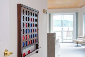 Ein Zimmer mit einer Tür, an der eine Lochwand mit bunten Stecknadeln befestigt ist.