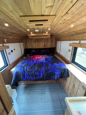 Room - Cozy 1-bedroom Luxury Bus Conversion in amazing Gordonville TX at Lake Texoma (Gordonville)