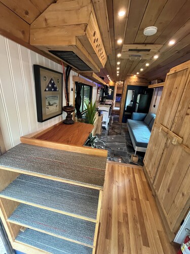 Cozy 1-bedroom Luxury Bus Conversion in amazing Gordonville TX at Lake Texoma