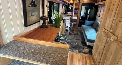 Cozy 1-bedroom Luxury Bus Conversion in amazing Gordonville TX at Lake Texoma