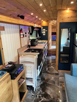 Private kitchen - Cozy 1-bedroom Luxury Bus Conversion in amazing Gordonville TX at Lake Texoma (Gordonville)