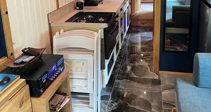 Cozy 1-bedroom Luxury Bus Conversion in amazing Gordonville TX at Lake Texoma