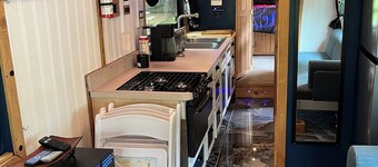 Cozy 1-bedroom Luxury Bus Conversion in amazing Gordonville TX at Lake Texoma