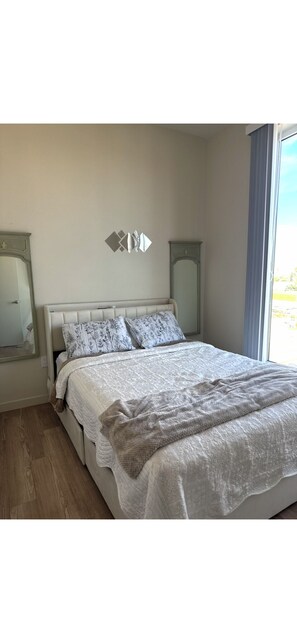 Room - Luxury apartment only  private room, closet, desk bathroom and half daybed. (Torrance)