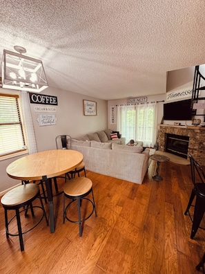 Dining - Deb's Nest on the Mountain! (Crab Orchard)