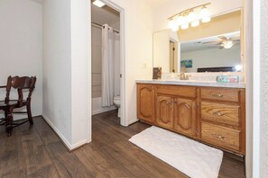 Sèche-cheveux, bidet, serviettes fournies, savon