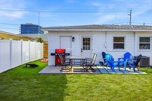 Outdoor dining - Modern Home w/ Playset, Grill, Games, Fenced Yard, Near Airport + Attractions (Tampa)
