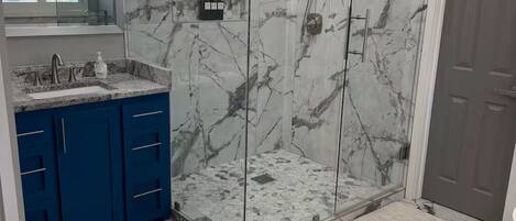 Een douche, handdoeken, zeep, toiletpapier
