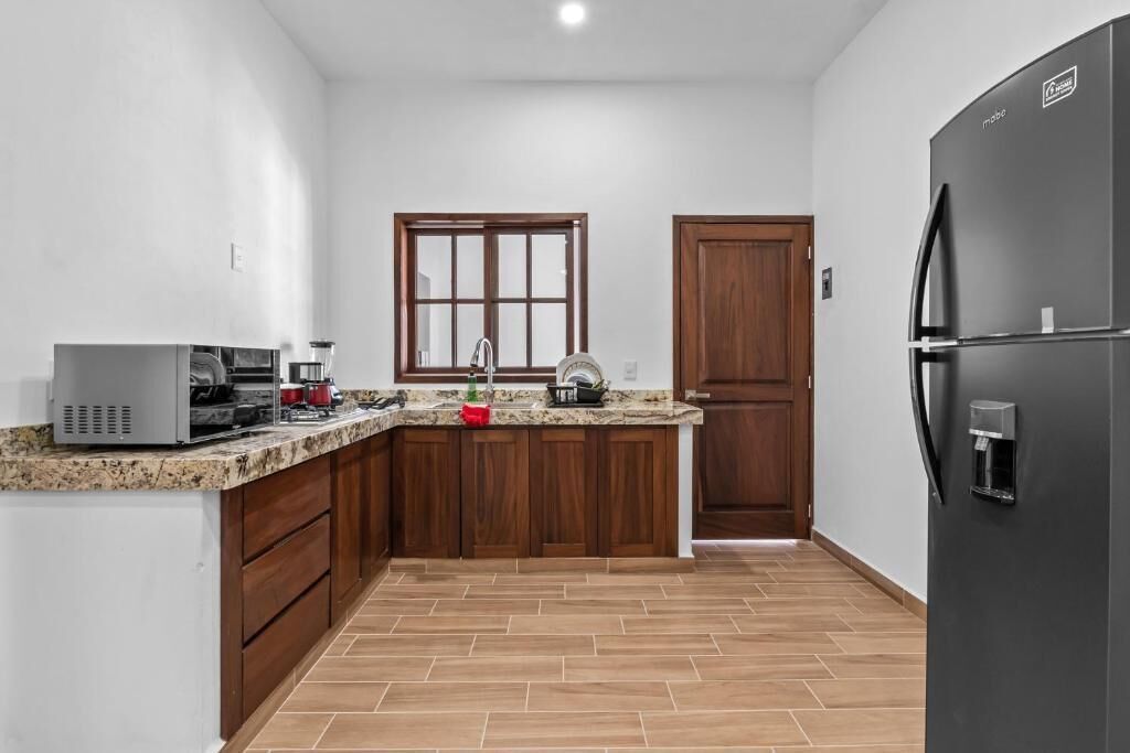 Mini-Kühlschrank, Mikrowelle, Herdplatte, Kochgeschirr/Geschirr/Besteck