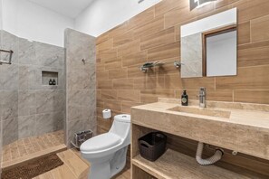 Shower, towels, soap, shampoo - Casa y departamentos Nacho (Puerto Vallarta)