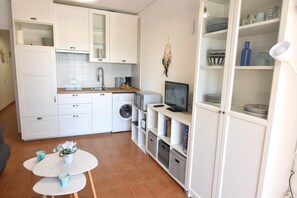 Interior - Charming apartment for rent in Roses, Costa Brava, just 50 meters from Santa Margarita beach with sea views. (Roses)