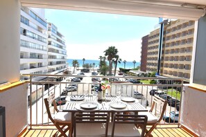 Outdoor dining - Charming apartment for rent in Roses, Costa Brava, just 50 meters from Santa Margarita beach with sea views. (Roses)