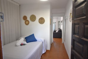 Iron/ironing board, Internet - Charming apartment for rent in Roses, Costa Brava, just 50 meters from Santa Margarita beach with sea views. (Roses)