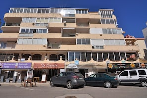 Exterior - Charming apartment for rent in Roses, Costa Brava, just 50 meters from Santa Margarita beach with sea views. (Roses)