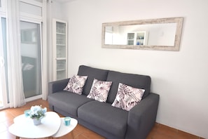 TV - Charming apartment for rent in Roses, Costa Brava, just 50 meters from Santa Margarita beach with sea views. (Roses)