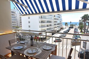 Outdoor dining - Charming apartment for rent in Roses, Costa Brava, just 50 meters from Santa Margarita beach with sea views. (Roses)