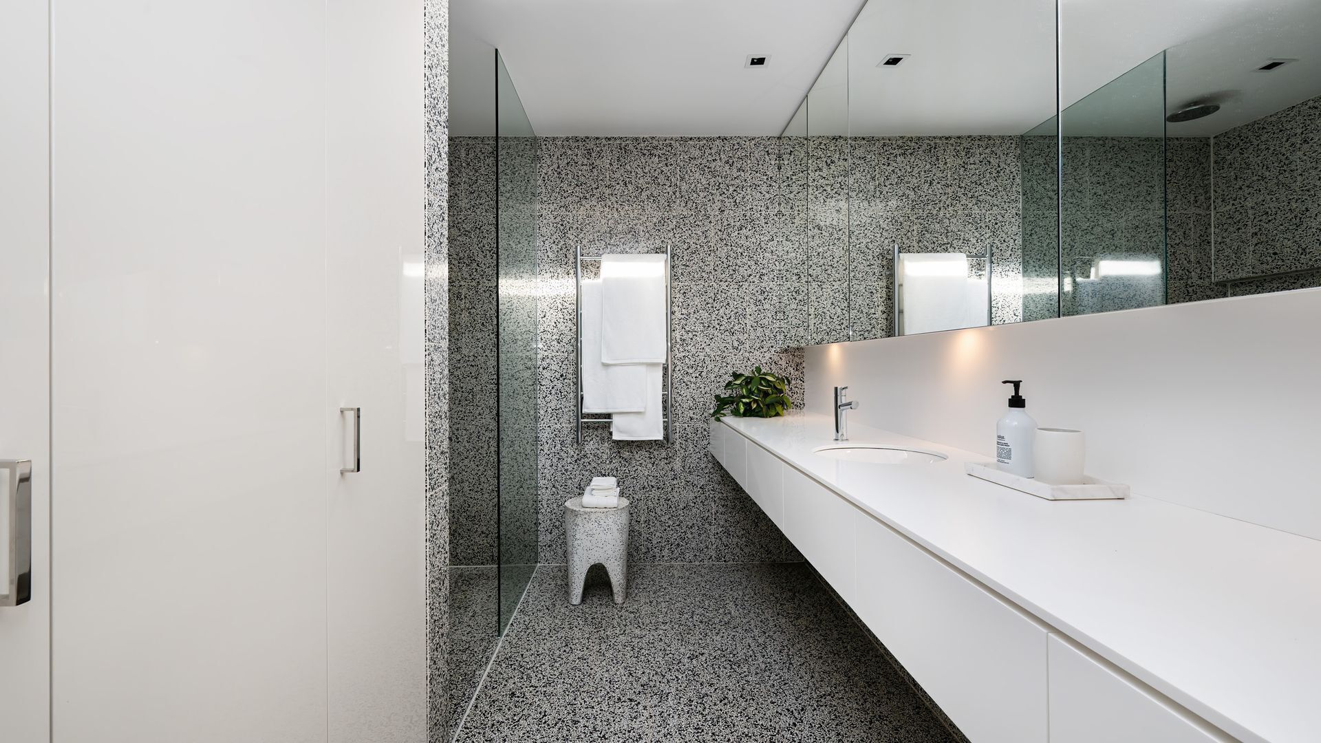 Douche, sèche-cheveux, serviettes fournies