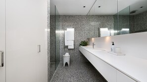 Shower, hair dryer, towels - Courtyard Townhouse by Property Mums (Windsor)