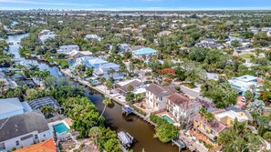 A residential area with houses, a river, and docks. - Modern Boho Home Avenida Del Mare (Siesta Key)