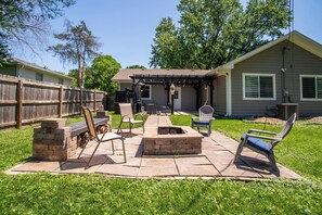 Terrace/patio - Luxury KC Retreat with Pergola Near Country Club Shopping Plaza & Downtown (Roeland Park)