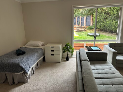 Curtin Cozy 2-bedroom House Near Canberra Hospital