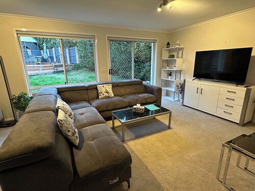 Curtin Cozy 2-bedroom House Near Canberra Hospital