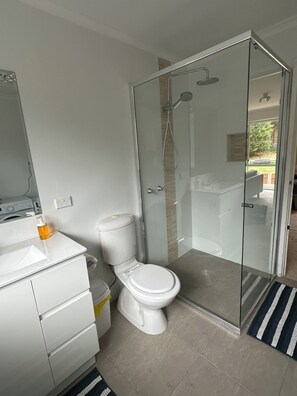 House, 2 Bedrooms, Smoking | Bathroom - Curtin Cozy 2-bedroom House Near Canberra Hospital (Canberra)