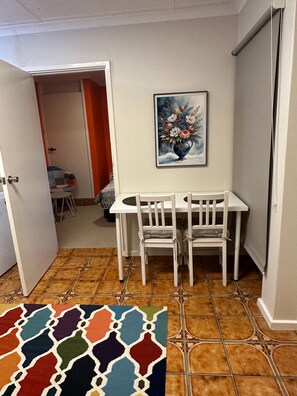 Dining room - Curtin Cozy 2-bedroom House Near Canberra Hospital (Canberra)