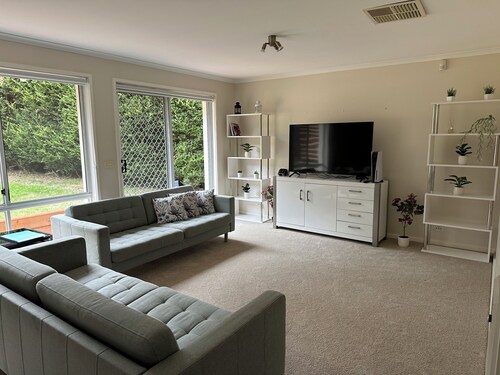 Curtin Cozy 2-bedroom House Near Canberra Hospital