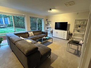 Living room - Curtin Cozy 2-bedroom House Near Canberra Hospital (Canberra)