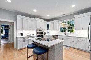 Private kitchen - Serene Spacious Cape Escape Close To Beaches, Dining & Trails (Falmouth)
