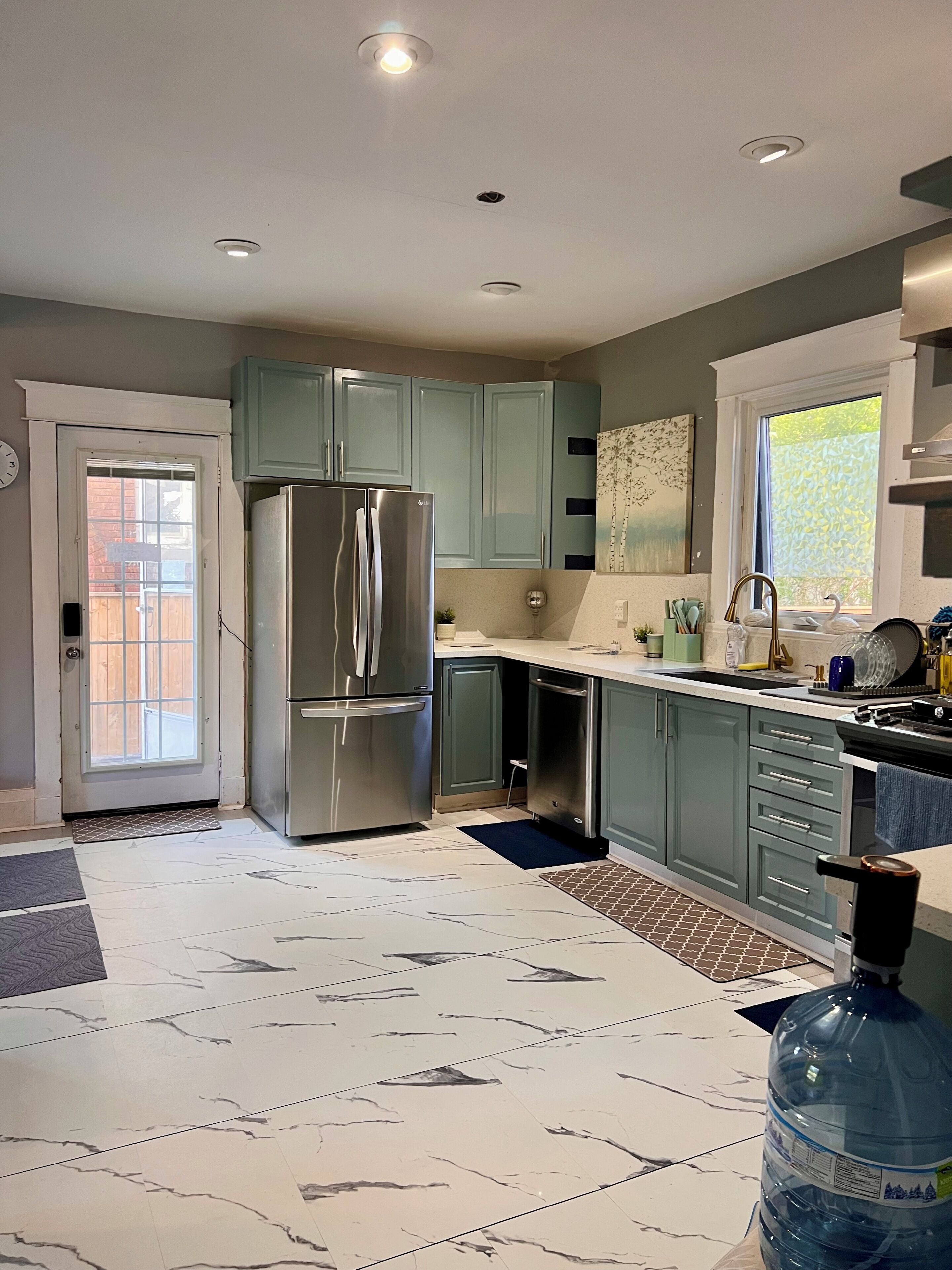 Fridge, microwave, dishwasher, coffee/tea maker