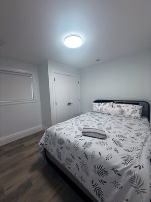 Room - South Surrey 2 bed cozy Legal suite, minutes from shopping, hwy, border & beach (Surrey)