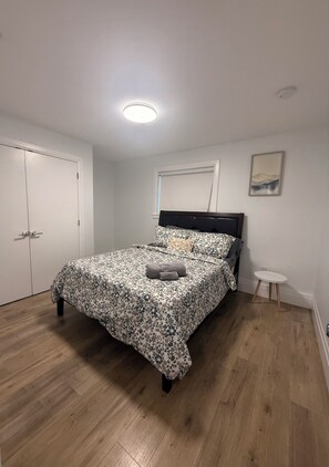 Room - South Surrey 2 bed cozy Legal suite, minutes from shopping, hwy, border & beach (Surrey)