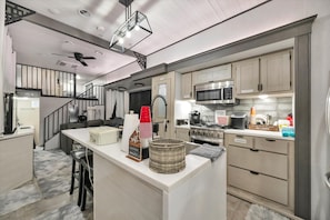 Design Mobile Home, Multiple Beds | Private kitchen - Ultimate Glamping & Fun Adventure Hub (Ridge Manor)