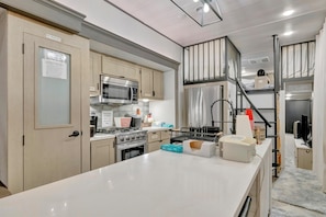Design Mobile Home, Multiple Beds | Private kitchen - Ultimate Glamping & Fun Adventure Hub (Ridge Manor)