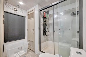 Nhà di động có thiết kế đặc sắc, nhiều giường | Phòng tắm
