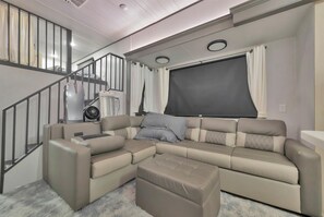 Nhà di động có thiết kế đặc sắc, nhiều giường | Khu phòng khách