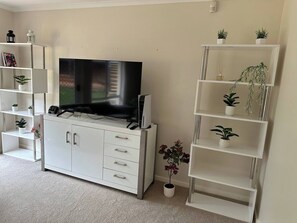 House, 1 Bedroom, Smoking, Garden View | Room amenity - Cozy Curtin- 3 Guests House (Canberra)