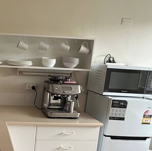 House, 1 Bedroom, Smoking, Garden View | Private kitchen - Cozy Curtin- 3 Guests House (Canberra)